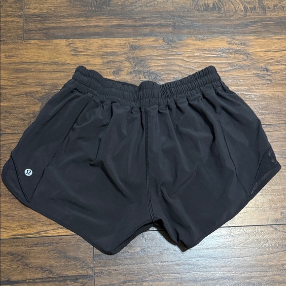 Lululemon Black Hotty Hot short size 6  excellent condition - Picture 1 of 9